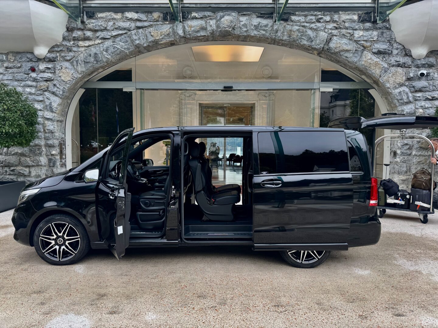 VIP Mercedes-Benz V-Class by Globetransporte GmbH unloading luggage at Park Hotel Vitznau from Zurich Airport.