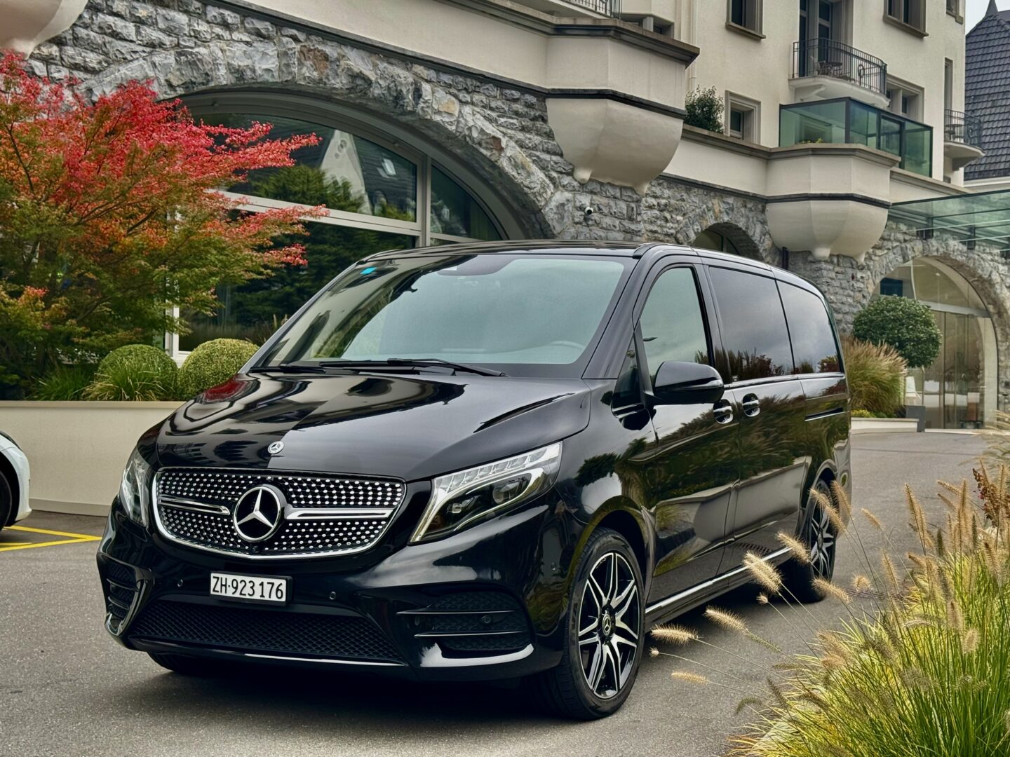 VIP transfer vehicle from Globetransporte GmbH at Park Hotel Vitznau, ready to transport 3 guests to Zurich Airport private jets