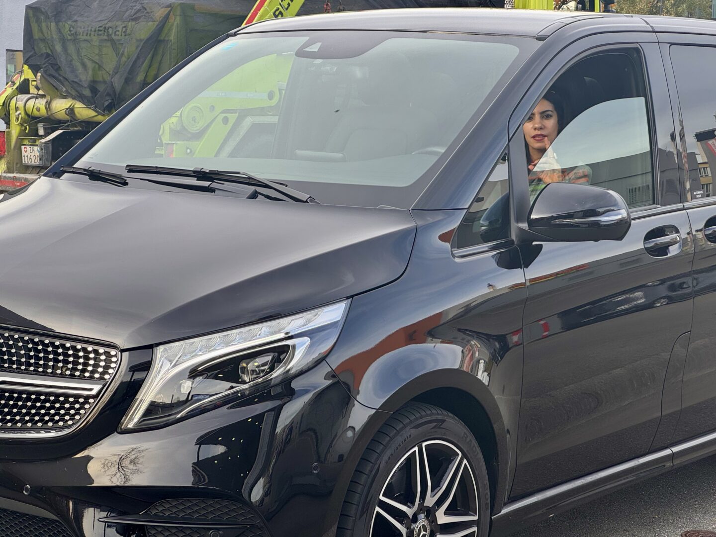 Lady chauffeur driving black Mercedes V-Class in Interlaken – Globetransporte private chauffeur service.