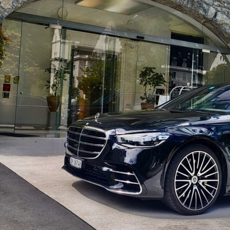 Mercedes-Benz luxury car outside the Globetransporte GmbH office, showcasing premium transportation services in Switzerland.