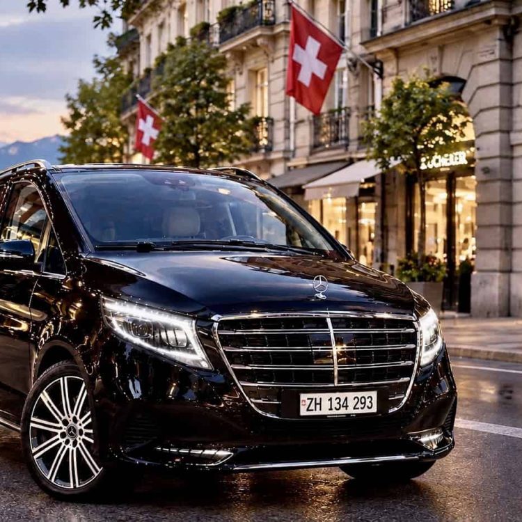 Black Mercedes-Benz V 300 luxury chauffeur van operated by Globetransporte.