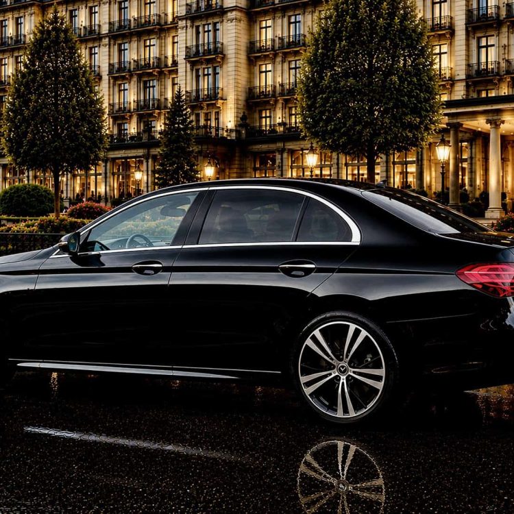 Globetransporte Mercedes E 200 and 4x4 luxury chauffeur vehicles in Switzerland
