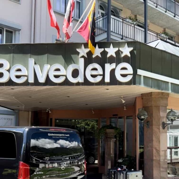 خدمة نقل فاخرة من مطار زيورخ إلى فندق بيلفيدير جريندلوالد – سيارة بلاك كار تنقل الشنط أمام الفندق