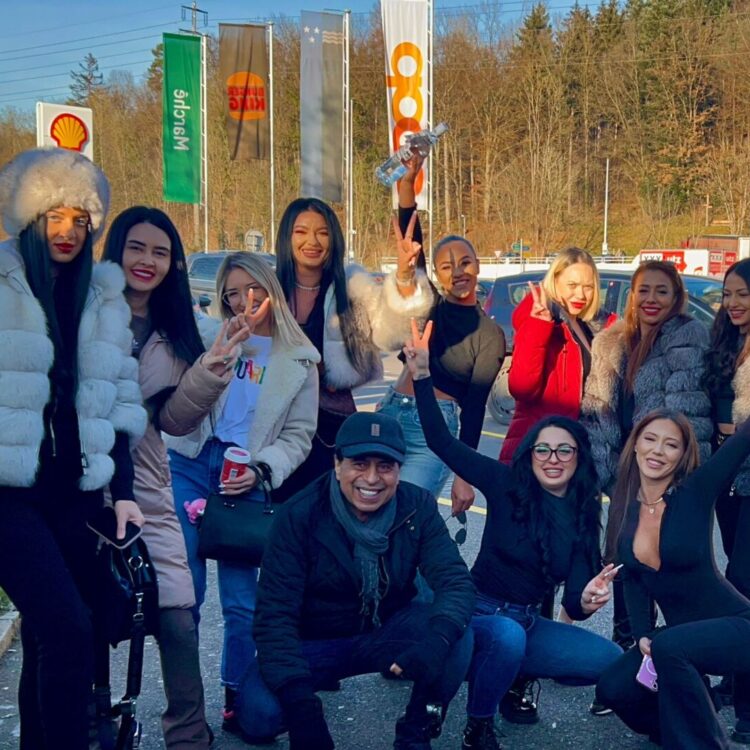 Group of 10 women enjoying a private sightseeing tour in Switzerland with Globe Transporte