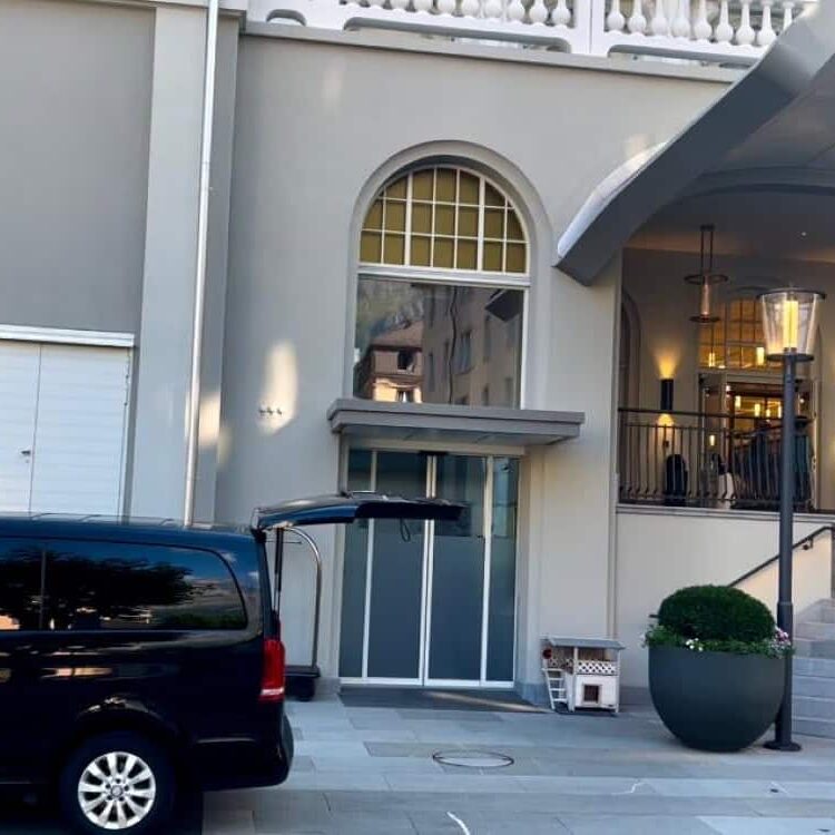 Mercedes V-Class parked in front of Kempinski Hotel, ready for passenger transfer to Zurich Airport by Globetransporte GmbH